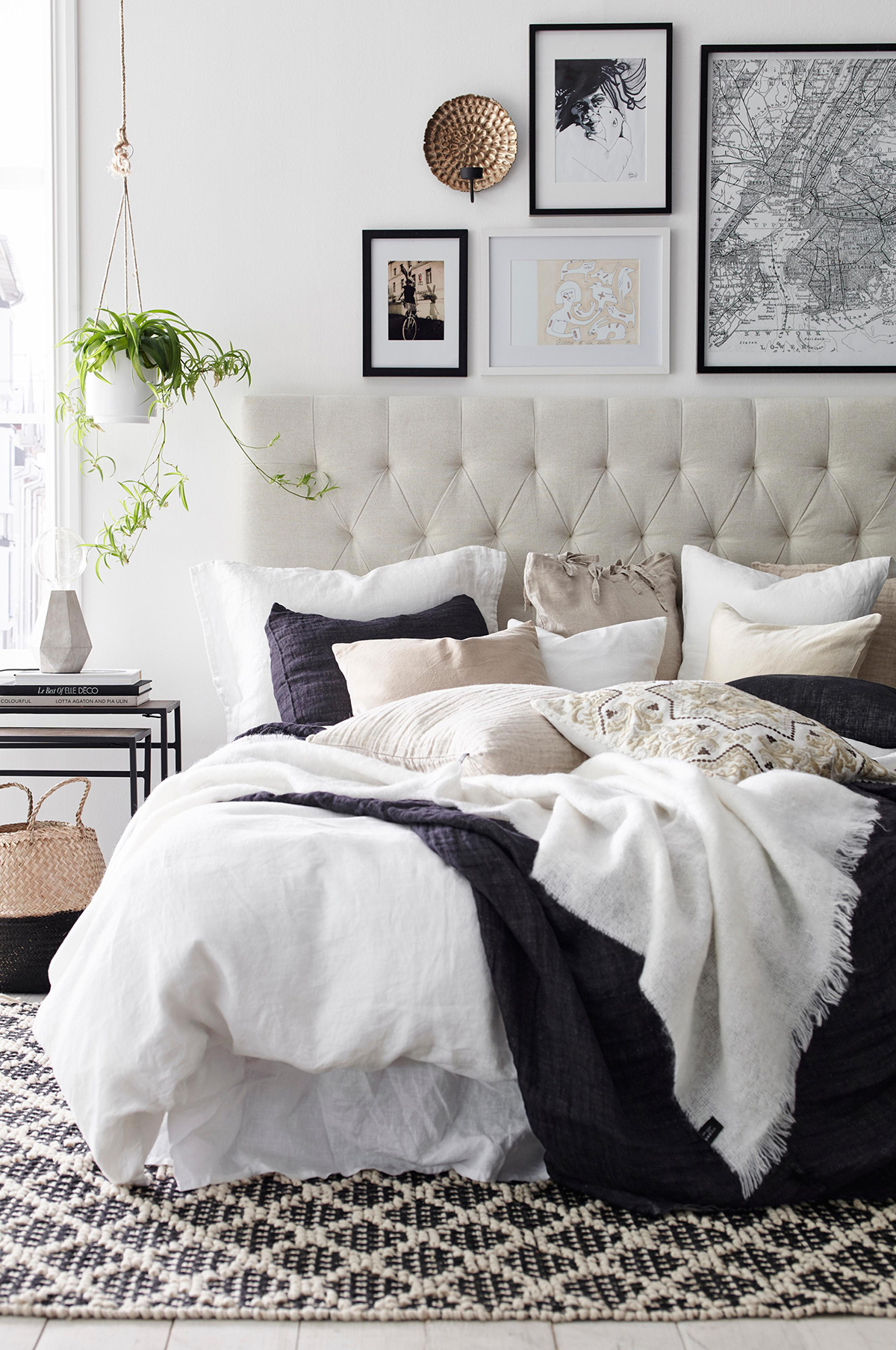 White & Black Bedroom Ideas