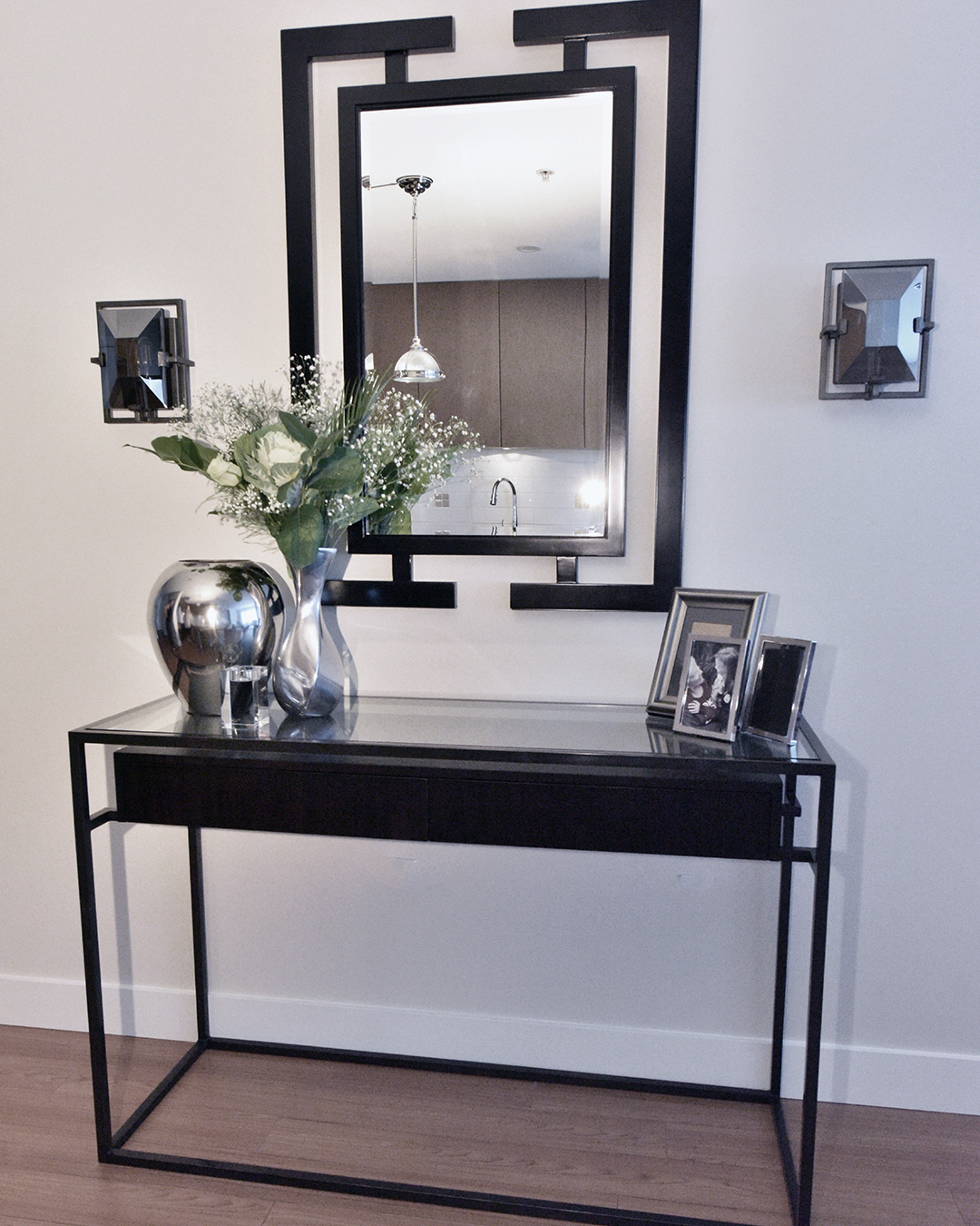 Console & Mirror | Small Apartment Ideas | Designed by Tracy Svendsen