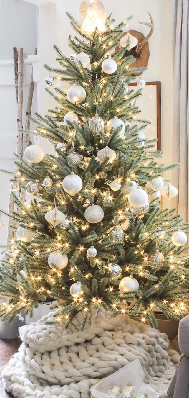Simple & Elegant Christmas Tree | Rooms for Rent Blog